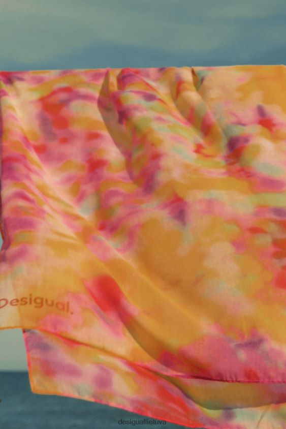 Desigual moterys stačiakampis foulard su nefokusuotu spaudiniu priedas S606BV574